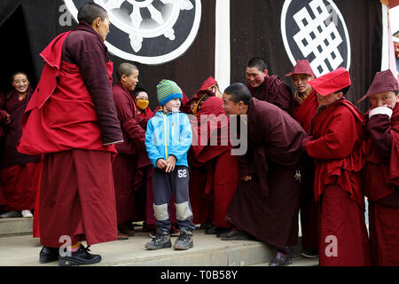 Les nonnes avec un garçon de l'ouest à Ani Gompa Monastère Tagong, Tagong, district autonome de Garzê tibétains, Sichuan, Chine Banque D'Images