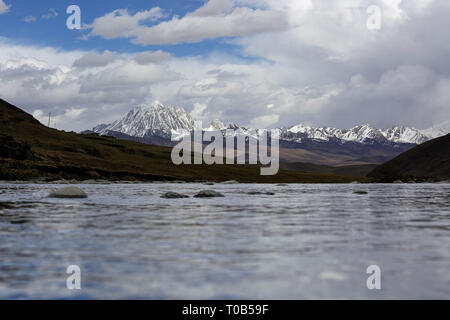 Vue imprenable sur 5820m Yala Snow Mountain (Zhara Lhatse) au-dessus de la prairie Tagong, Sichuan, Chine Banque D'Images