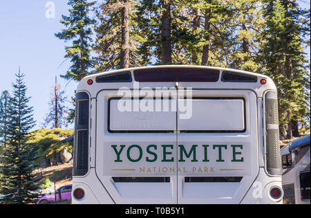 Un autobus d'excursion dans la région de Yosemite National Park, Californie Banque D'Images