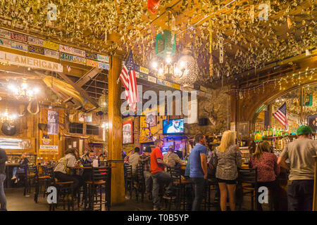 La porte en fer populaires Saloon à Groveland, en Californie. Un arrêt populaire pour ceux qui vont à Yosemite National Park de la Bay area. Banque D'Images