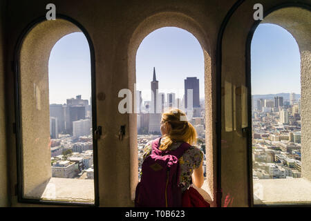 En regardant la vue sur San Francisco depuis la Coit Tower, Telegraph Hill Banque D'Images