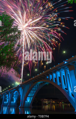 Un seul feu d'artifice éclate au-dessus de Henley Street Bridge à Knoxville, TN au cours de la quatrième de juillet feu d'artifice et de célébration. Banque D'Images