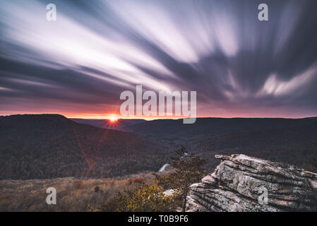 Une longue exposition de coucher du soleil à Welch's Point, Tennessee. Banque D'Images