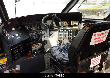 Vue de l'intérieur du cockpit de l'amphibious ferry, St Michael,s qui opère entre St Michael's Mount et Marazion, Cornwall, UK - John Gollop Banque D'Images