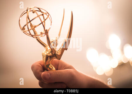 Vue rapprochée du hand holding Emmy Award Statue.