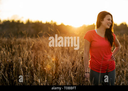 Deux femmes ensemble jogging au coucher du soleil. Banque D'Images