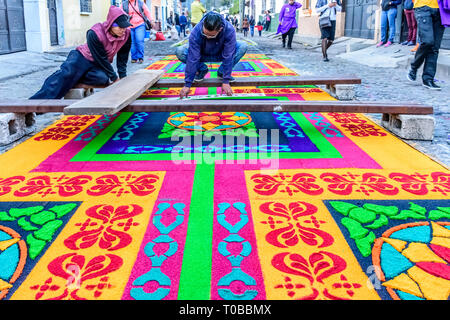 Antigua, Guatemala - Mars 18, 2018 : la décoration de la sciure de bois teint en procession le carême dans la ville avec des tapis célèbre célébrations de la Semaine Sainte. Banque D'Images