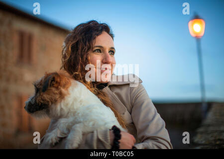 Belle Jeune femme tenant son chien. Banque D'Images