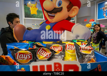 Frito-Lay de PepsiCo en tirant dans le Nintendo World store dans le Rockefeller Center de New York sur l'auto-proclamé 'Mario Day' (MAR10), Dimanche 10 Mars, 2019. (Â© Richard B. Levine) Banque D'Images