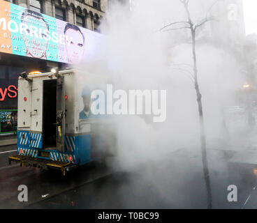 Ventilation Con Edison excès de vapeur dans le centre de Manhattan à New York un dimanche d'hiver, le 10 mars 2019. (Â© Richard B. Levine) Banque D'Images