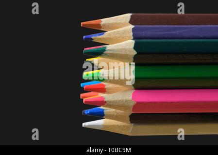 Crayons de couleur en bois texturé. Des crayons de macro. Assortiment de bois de couleur crayons dessin sur fond noir. Copy space Banque D'Images