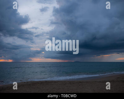 Le soleil des Caraïbes sur la plage en même temps de l'arrivée d'une tempête. Rincon, Puerto Rico. Banque D'Images