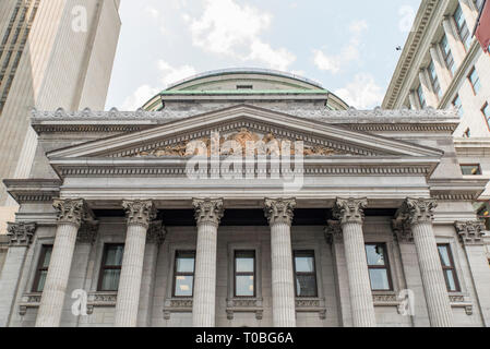 Montréal, Québec, Canada. Au-dessus de l'entrée du siège social de la Banque de Montréal, vue de la rue Saint Jacques, extrémité ouest de la Place d'armes dans le Vieux Montréal. Banque D'Images