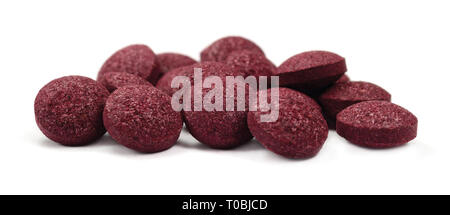 Aronie noire, fruits comprimés comprimés isolés détaillés grand gros plan macro, les matières premières organiques Aronia melanocarpa baies comp tas, de couleur bourgogne Banque D'Images