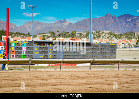 Le tableau d'affichage lors de l'historique Rillito Park race track avec les montagnes Santa Catalina en arrière-plan à Tucson, AZ Banque D'Images