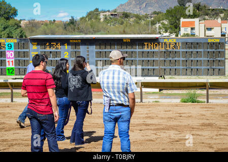 Tableau d'affichage lors de l'historique Rillito Park race track montre une "enquête" après une course de chevaux, les gens attendent la décision des commissaires de piste à Tucson, AZ Banque D'Images