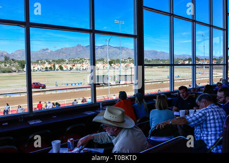 Man wearing cowboy hat et d'autres sont assis dans des sièges en boîte réservée avec un service de restauration dans le pavillon à l'Rillito Park Racetrack à Tucson Banque D'Images