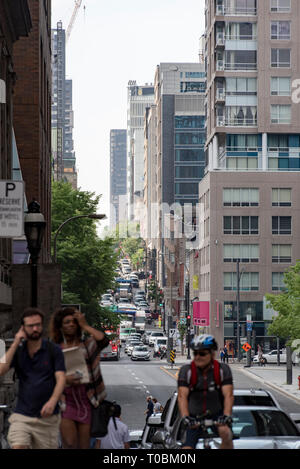 Montréal, Québec, Canada. Au nord-ouest jusqu'à la rue Saint Pierre/rue Bleury à personnes et le trafic pendant les heures de pointe de l'après-midi. Banque D'Images