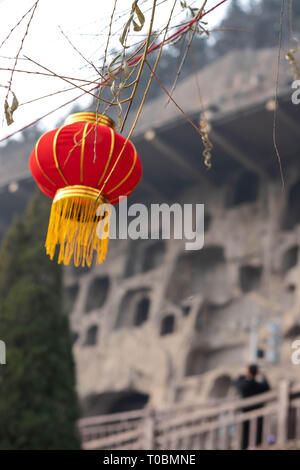 Luoyang, Henan/Chine- le 19 janvier 2019 : Grottes de Longmen est l'une des 3 grandes grottes bouddhistes de Chine, ce ici est décoré par la lanterne rouge avec Banque D'Images