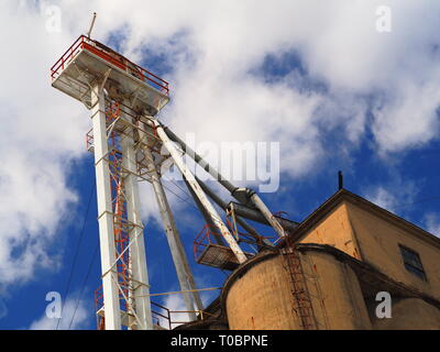 Silo à grains avec ascenseur contre le ciel bleu Banque D'Images