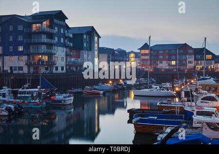 Les immeubles à appartements autour d'Exmouth au crépuscule, Exmouth, Devon, Grande Bretagne. Banque D'Images