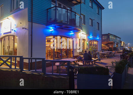 Les immeubles à appartements autour d'Exmouth au crépuscule, Exmouth, Devon, Grande Bretagne. Banque D'Images