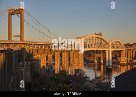 Un crépuscule vue de la Tamar des ponts, de l'autre côté de la Hamoaze, estuaire de la Rivière Tamar, reliant Plymouth dans le Devon et Saltash à Cornwall, en Grande-Bretagne. Banque D'Images