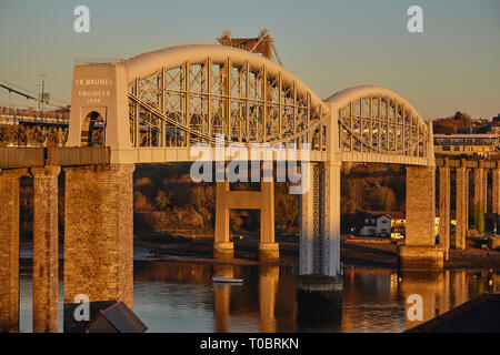 Un crépuscule vue de la Tamar des ponts, de l'autre côté de la Hamoaze, estuaire de la Rivière Tamar, reliant Plymouth dans le Devon et Saltash à Cornwall, en Grande-Bretagne. Banque D'Images