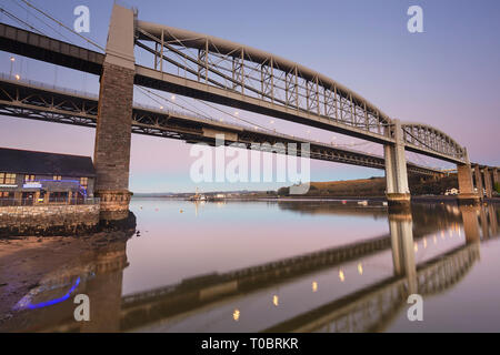 Un crépuscule vue de la Tamar des ponts, de l'autre côté de la Hamoaze, estuaire de la Rivière Tamar, reliant Plymouth dans le Devon et Saltash à Cornwall, en Grande-Bretagne. Banque D'Images