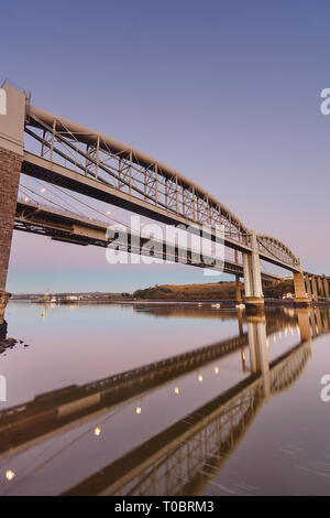 Un crépuscule vue de la Tamar des ponts, de l'autre côté de la Hamoaze, estuaire de la Rivière Tamar, reliant Plymouth dans le Devon et Saltash à Cornwall, en Grande-Bretagne. Banque D'Images