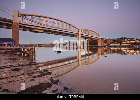 Un crépuscule vue de la Tamar des ponts, de l'autre côté de la Hamoaze, estuaire de la Rivière Tamar, reliant Plymouth dans le Devon et Saltash à Cornwall, en Grande-Bretagne. Banque D'Images