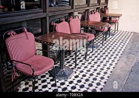 Vintage sièges rouge et blanc et des tableaux en face d'un restaurant, sur Londres, Portobello Road. Banque D'Images