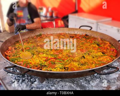 La Paella espagnole énorme Chef cooking barbecue sur Turin Italie 15 mars 2019 Banque D'Images