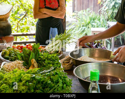 Les touristes à SE Asian leçon de cuisine lao Lao avec instruction de chef à l'école de cuisine de tamarin, Luang Prabang, Laos Banque D'Images