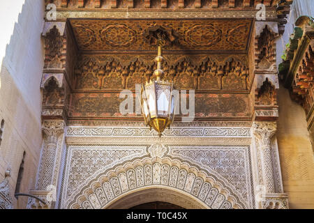 Ancienne belle décoration art marocain dans la ville de Fès. Plafond en bois sculpté de la lampe à l'ancienne, et l'arabesque art sur le mur. Fes el Bali, au Maroc. Banque D'Images