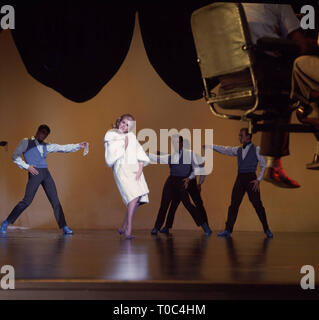 Swedish-American actrice, chanteuse et danseuse Ann-Margret et chanteur, acteur et de l'icône Elvis Presley la promotion du film Viva Las Vegas 1964 : Hollywood Crédit Photo Archive / MediaPunch Banque D'Images