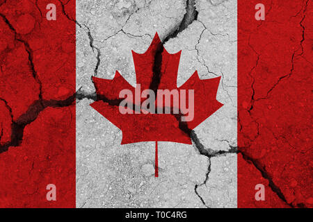Drapeau du Canada sur la terre craquelée. Drapeau national du Canada. La sécheresse séisme ou concept Banque D'Images