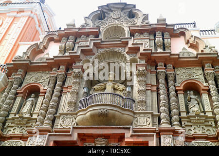 Superbe façade d'église et couvent de Notre Dame de Pitié, Lima, Pérou Banque D'Images