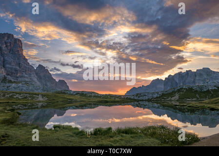 Merveille de la nature, beau ciel au-dessus de lac de montagne Banque D'Images