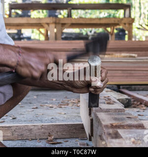 Close up d'avertir les mains de menuisier travaillant dans un atelier de menuiserie manuelle dans un pays du tiers monde. Banque D'Images