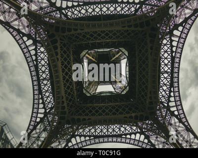 L'intérieur de la Tour Eiffel. Haut de page grand angle jusqu'à partir du deuxième niveau de la Tour Eiffel en direction de la ville de Paris le 3 mars 2019 en France, l'Europe. Banque D'Images