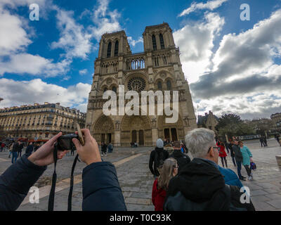 Les touristes visitant la cathédrale Notre Dame de Paris - le plus célèbre cathédrale catholique romaine (1163 - 1345) sur la moitié orientale de la Cite Island Banque D'Images