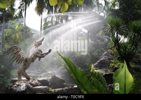 Samut Prakan,Thaïlande,Feb 11,2018,prendre la photo le grand serpent,Phaya Nak, pulvériser de l'eau sur Garuda près de la tour de l'éléphant à trois têtes au Musée d'Erawan Banque D'Images