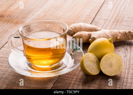 Thé au gingembre - Tasse de thé au gingembre avec des tranches de gingembre , sur un fond en bois rustique, de boissons concept, Close up image focus Banque D'Images