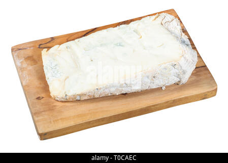 Morceau de Gorgonzola italien local soft Blue cheese sur une planche à découper en bois d'olivier isolé sur fond blanc Banque D'Images