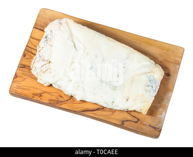 Vue de dessus du morceau de Gorgonzola italien local soft Blue cheese sur une planche à découper en bois d'olivier isolé sur fond blanc Banque D'Images