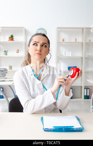 Jeune femme médecin cardiologue travaillant dans la clinique Banque D'Images