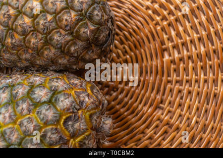 Deux fruits ananas conservés sur un fond en bois bambou with copy space Banque D'Images