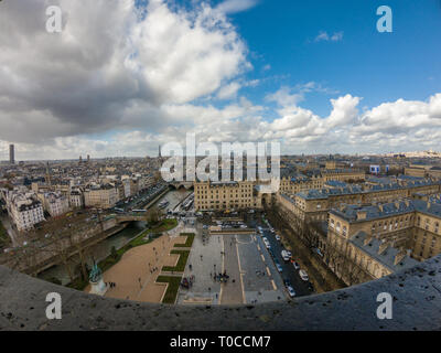 Superbe vue panoramique sur Paris de Notre Dame dans un beau jour. Aussi ses monuments parisiens les plus populaires visibles, Tour Eiffel, musée du Louvre. Banque D'Images