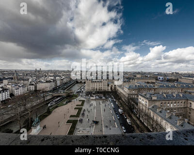 Superbe vue panoramique sur Paris de Notre Dame dans un beau jour. Aussi ses monuments parisiens les plus populaires visibles, Tour Eiffel, musée du Louvre. Banque D'Images